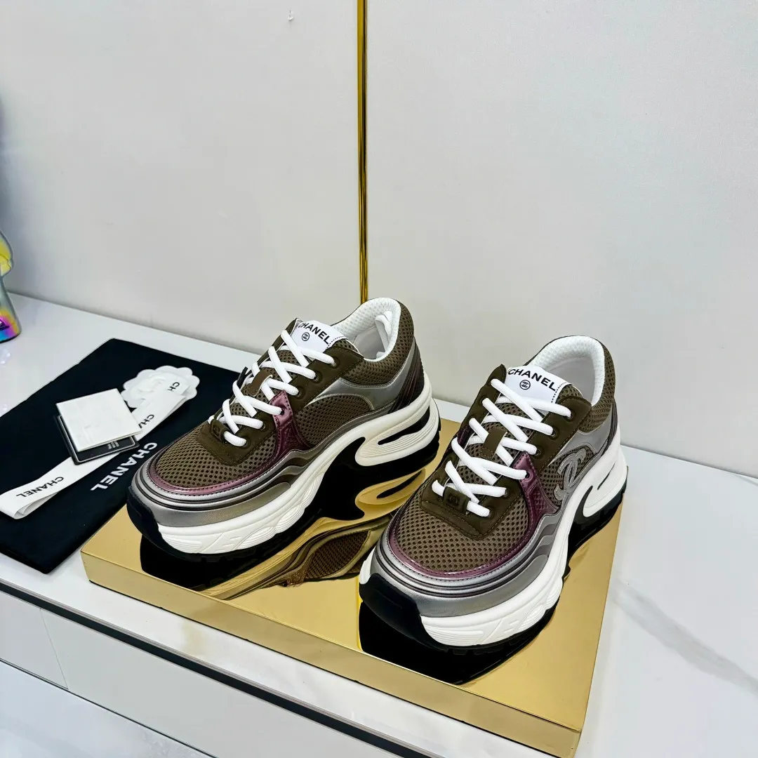 👟👟Ex-factory price 680👟👟 Upgraded version, upgraded version, upgraded version! No rebuttal accepted! ! ! ! Chanel Chanel panda shoes! 2025 counter's top casual sports shoes. This classic design; the upper is electro-embroidered with a variety of techniques; the outsole is fashionable and sporty; the unusual inclusion of a variety of color matching elements... The diversified mix and match is very good-looking and versatile, and can be used for leisure, fashion, sports, and outdoor... ꫛꫀꪝ Go➫ Materials: ❶Upper made of: original imported first-layer silk cowhide + original waterproof cloth + original first-layer cowhide ❷Inner lining: Original Yangli+Net ❸Outsole based on: Original TPU combination outsole Counter boutique packaging complete set for women 35–41 👉 👉 👉 👉